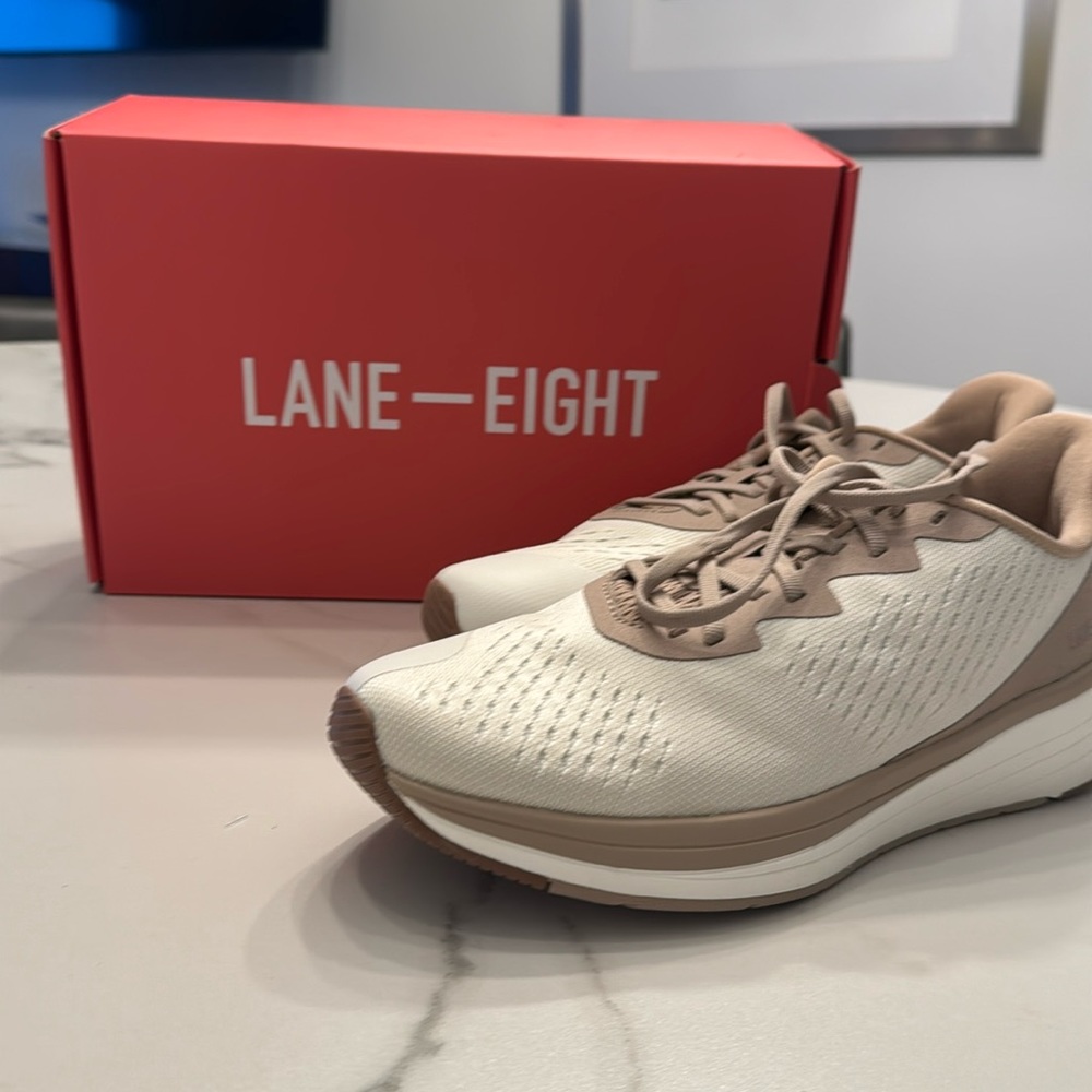 NEW Lane-Eight Relay Trainer Latte Size 8.5